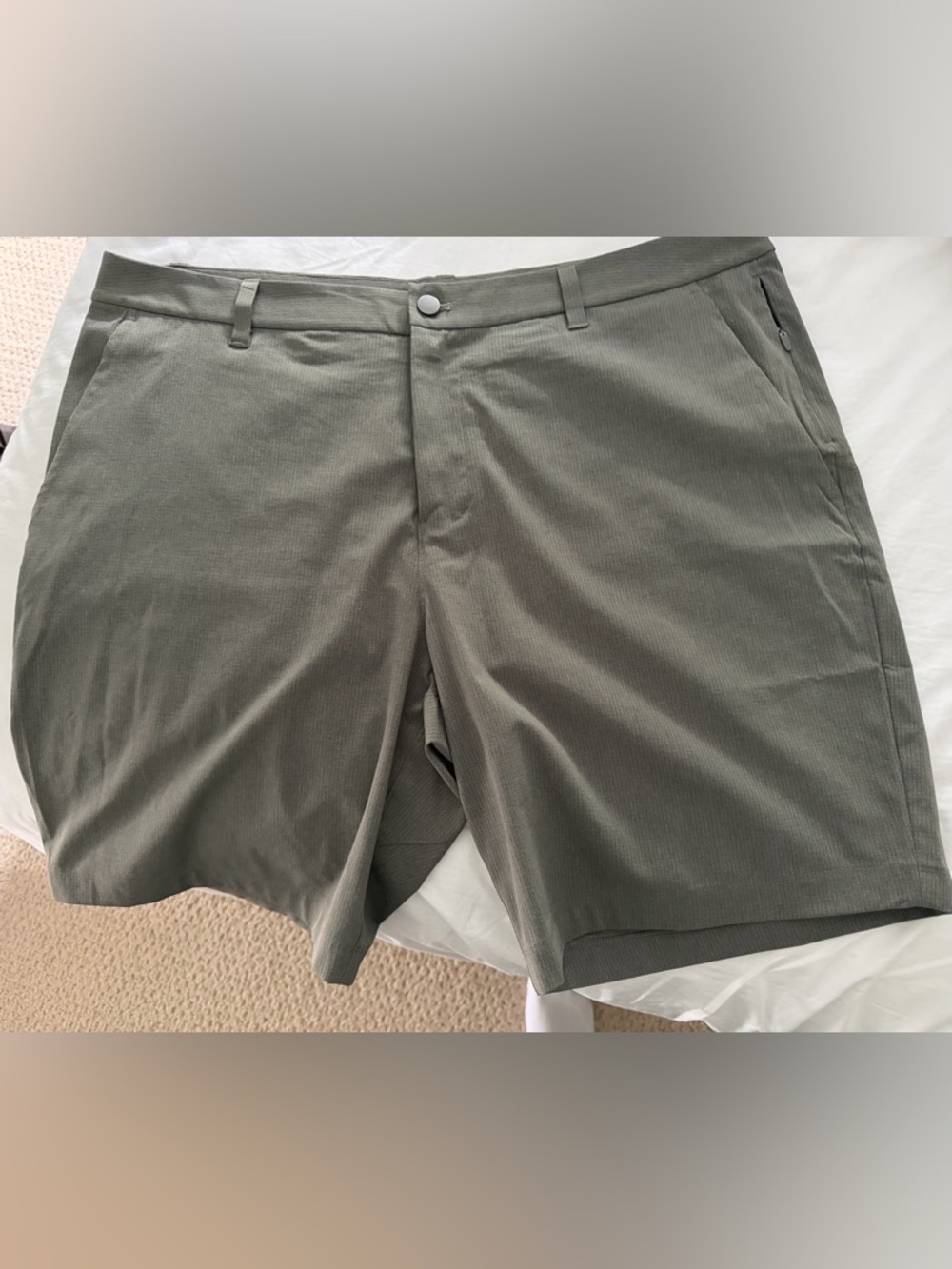 Lululemon men’s army green ABC Classic Fit Short 9” size 38.